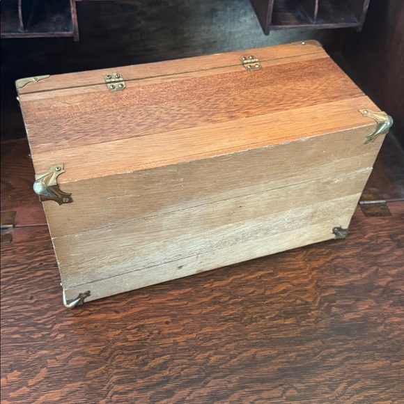 VTG MCM Rustic Wooden Storage Box with Brass Accents & Wooden Tray - Picture 16 of 17